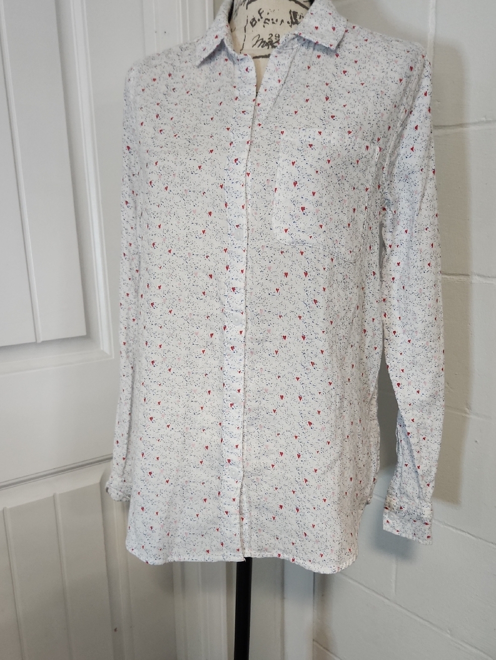 Beachlunchlounge Women's White Button-Up Shirt with Heart And Speckle Print EUC